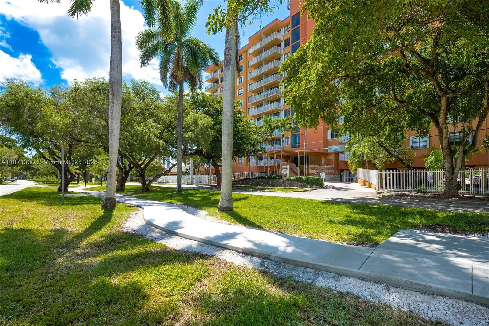 2450 NE 135th St, #607