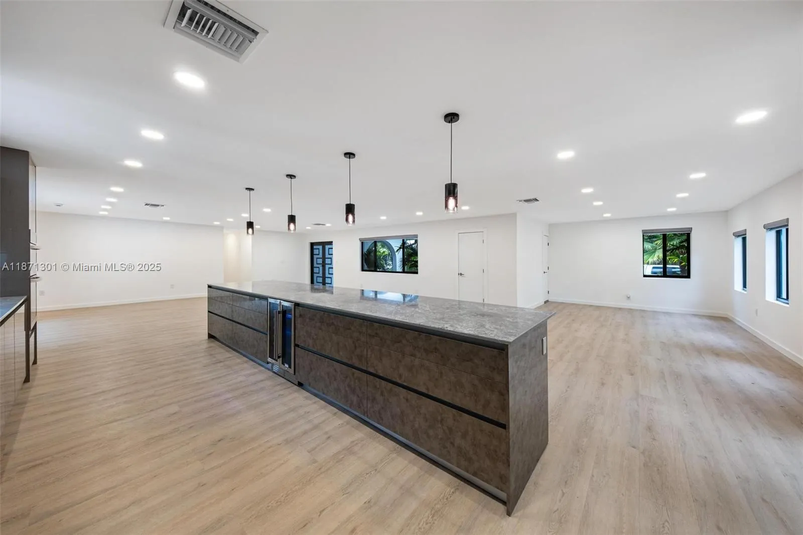 7401 Miami View Dr