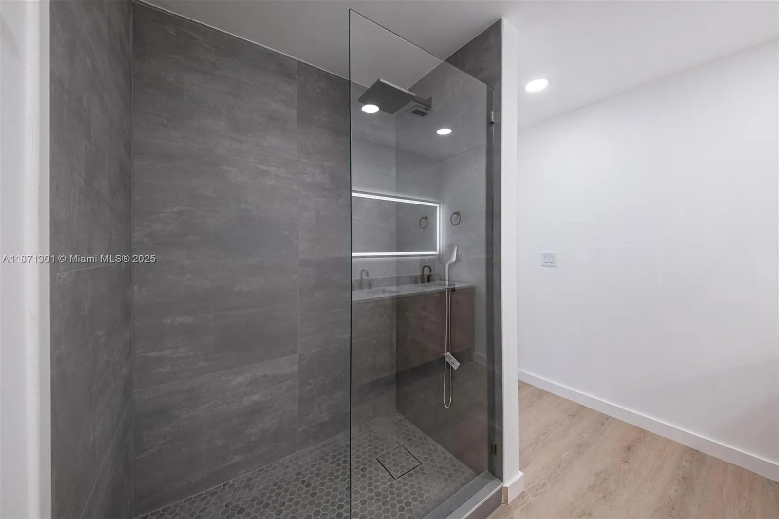 7401 Miami View Dr