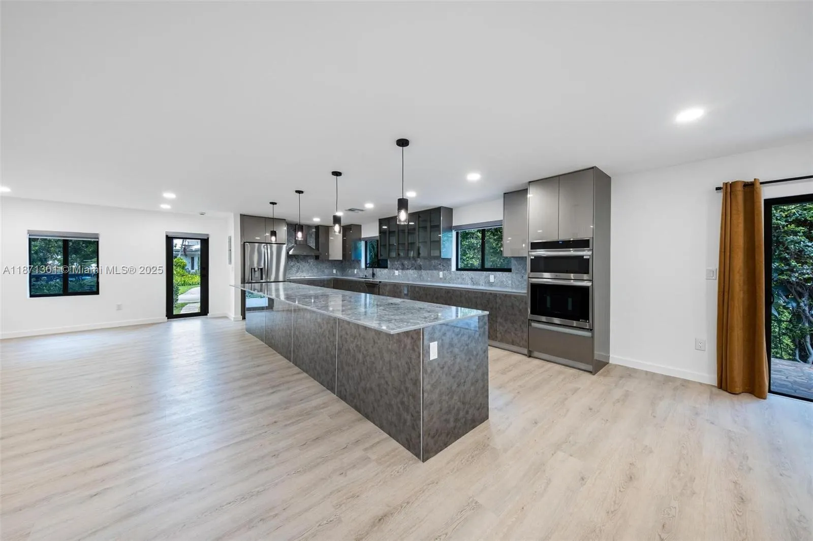 7401 Miami View Dr