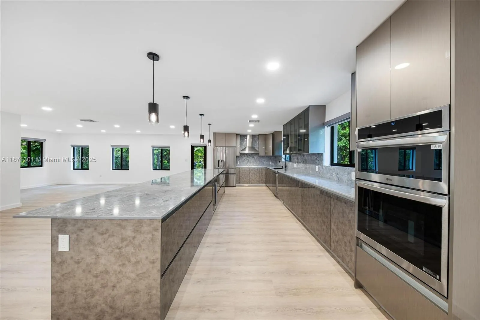 7401 Miami View Dr