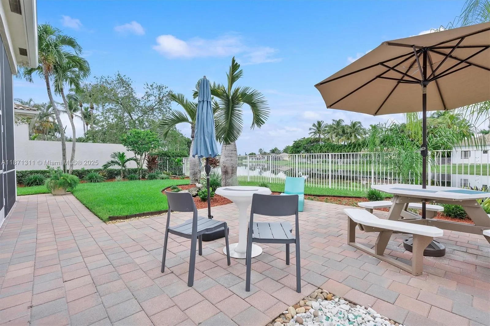 2557 Bay Pointe Dr