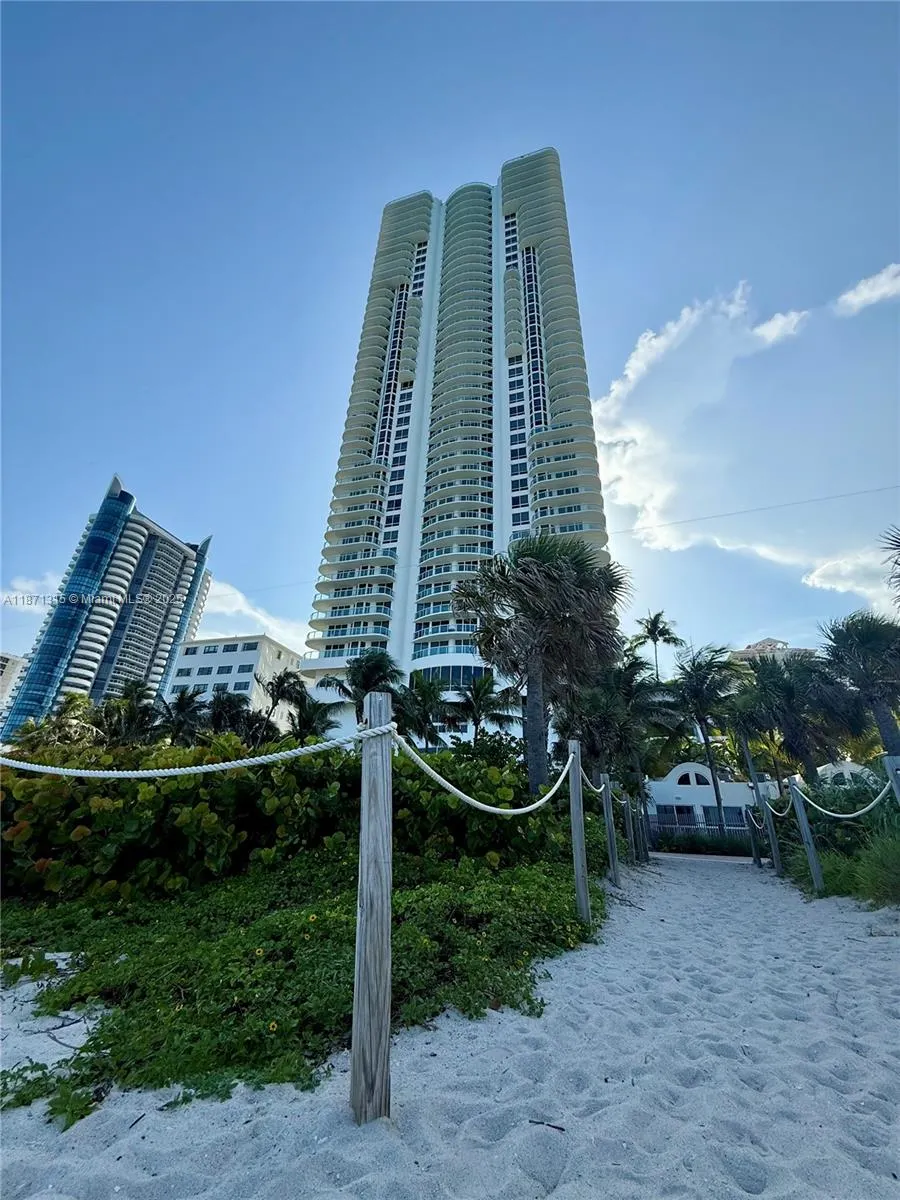 6365 Collins Ave, #904