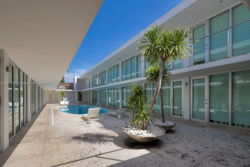 1601 West Ave, #210