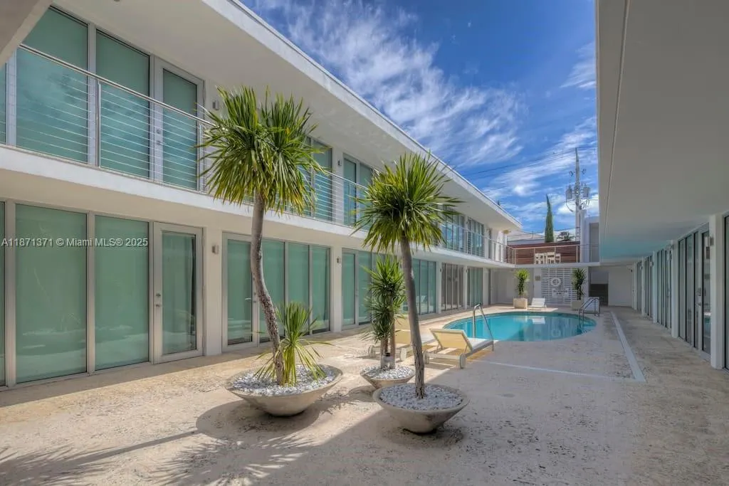 1601 West Ave, #210
