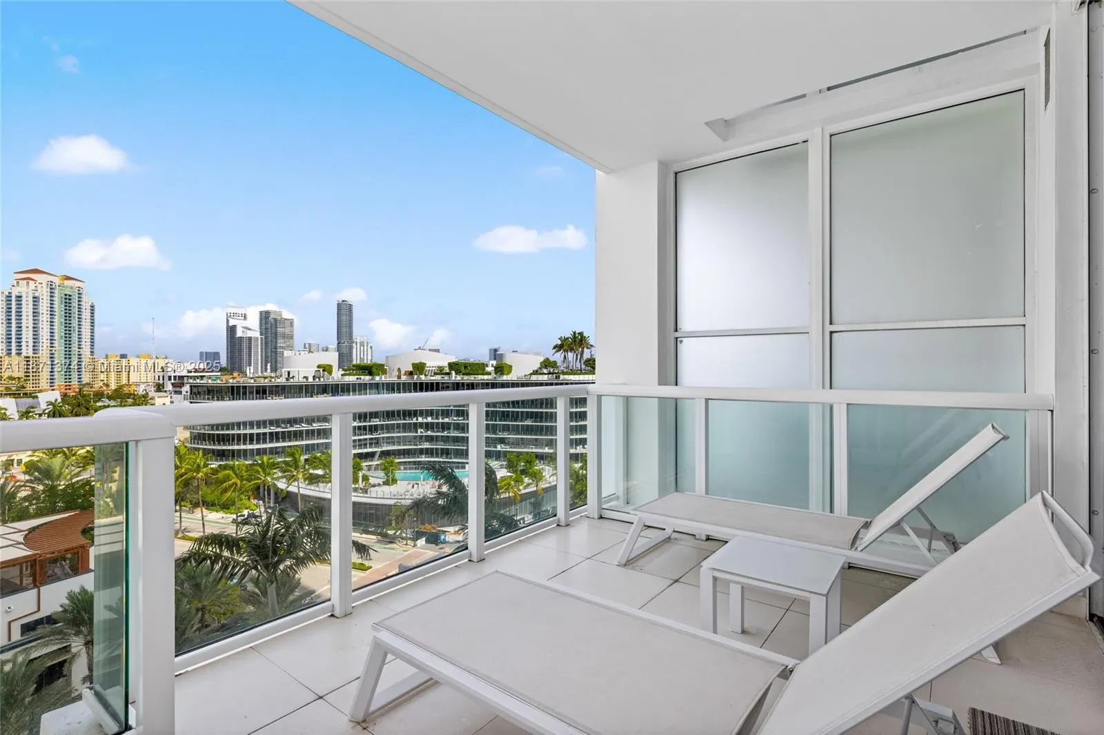 50 S Pointe Dr, #1005