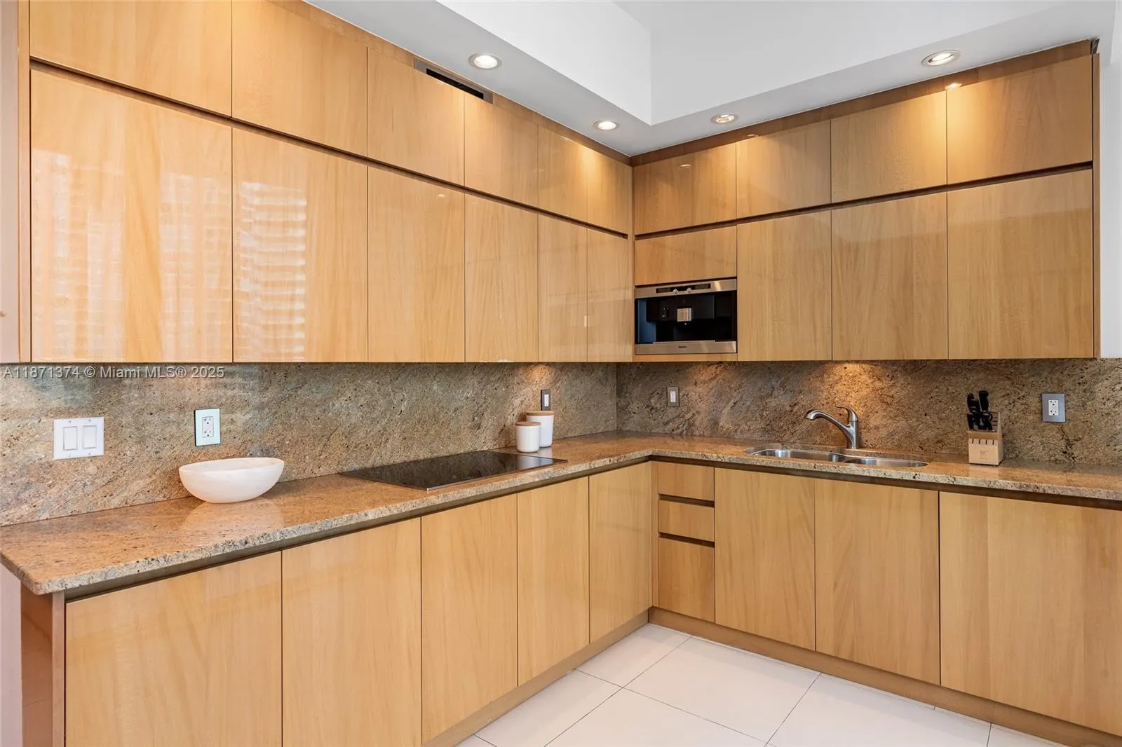 50 S Pointe Dr, #1005