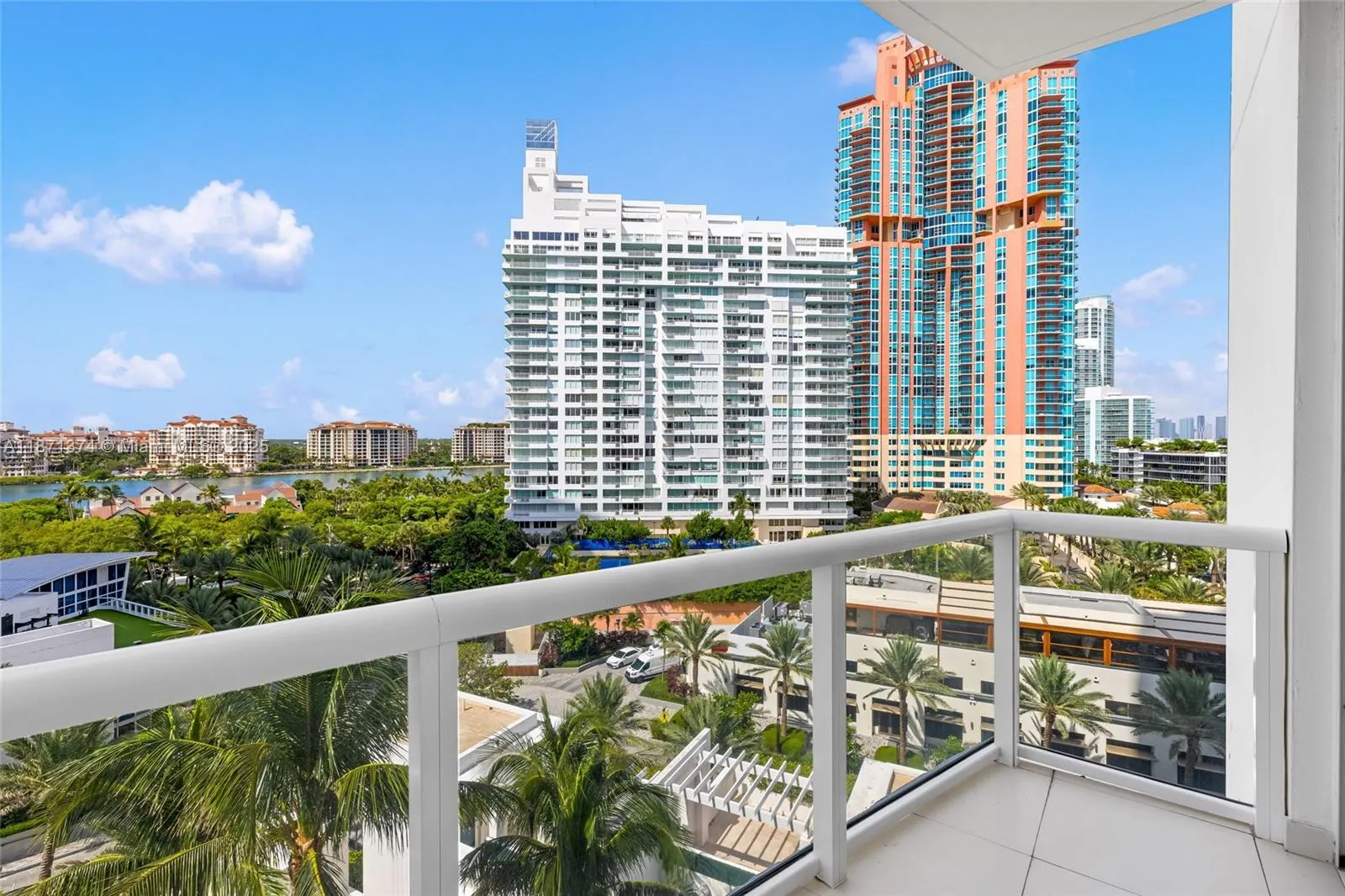 50 S Pointe Dr, #1005
