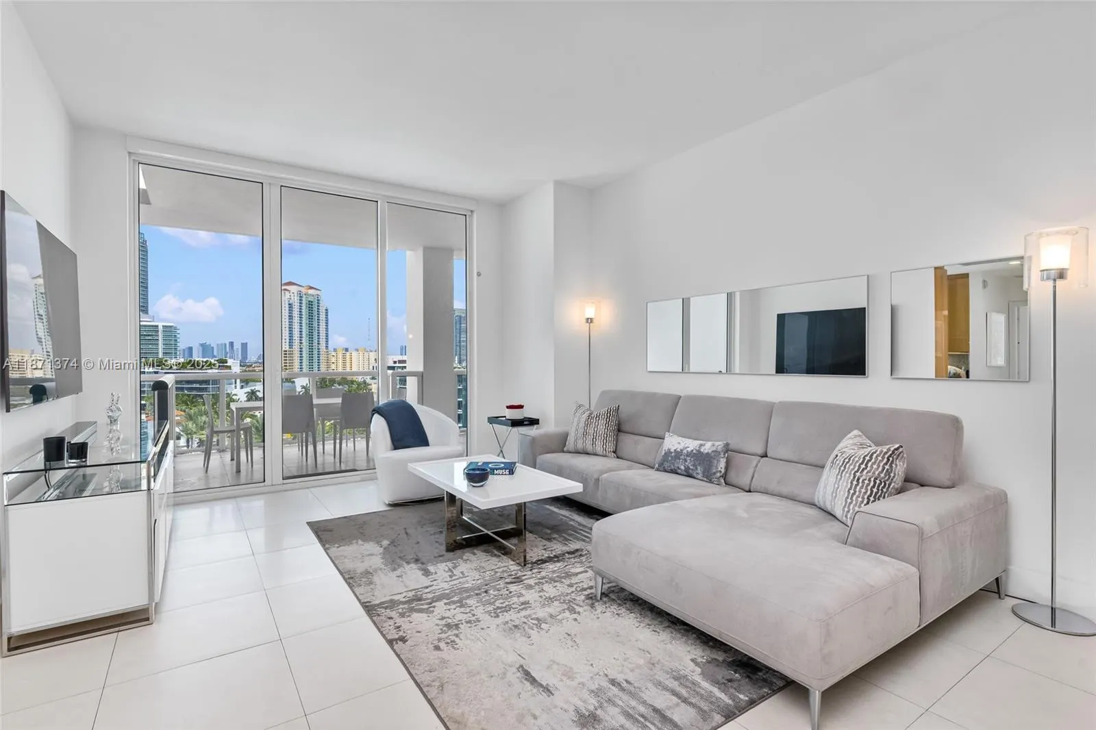 50 S Pointe Dr, #1005