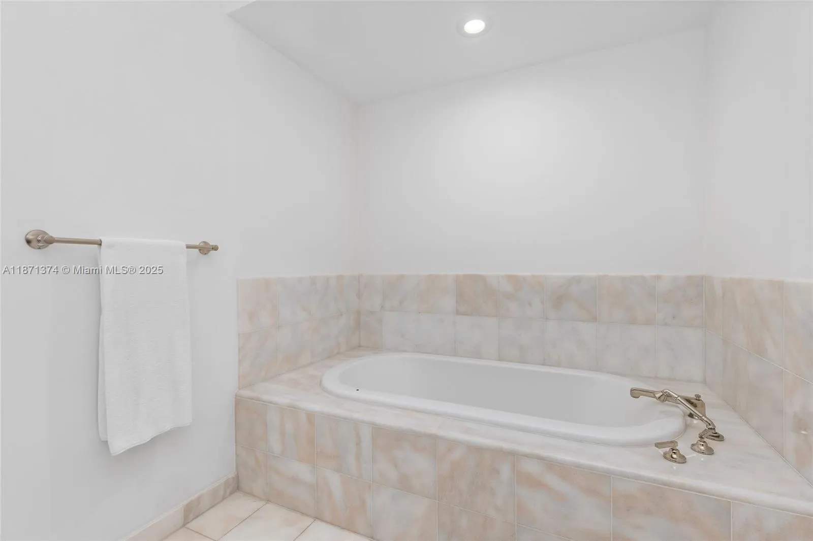 50 S Pointe Dr, #1005