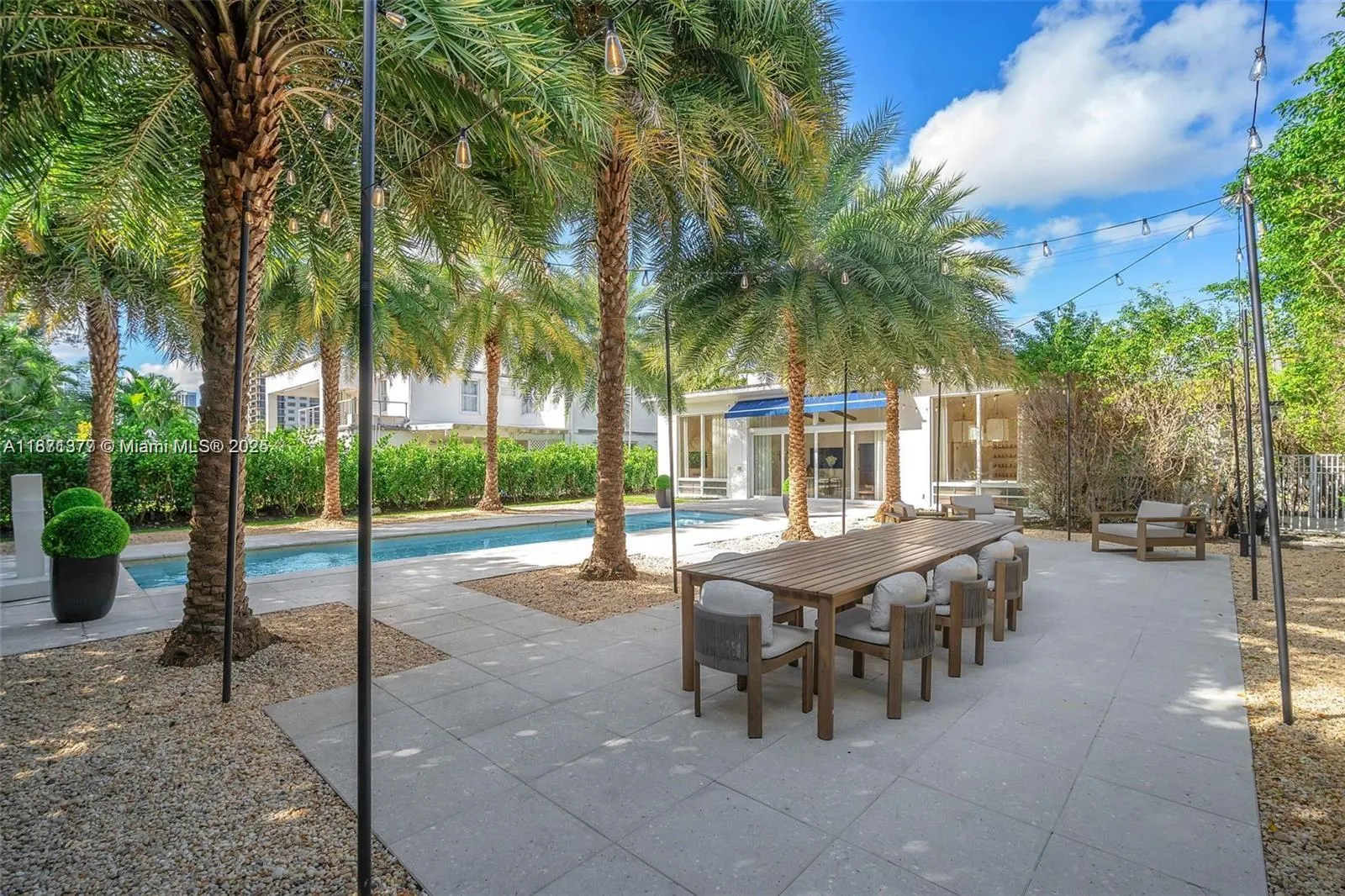 910 N Venetian Dr