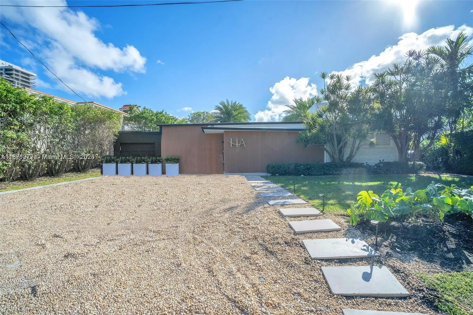 910 N Venetian Dr