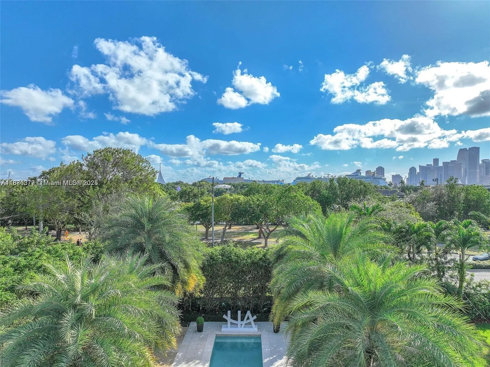 910 N Venetian Dr
