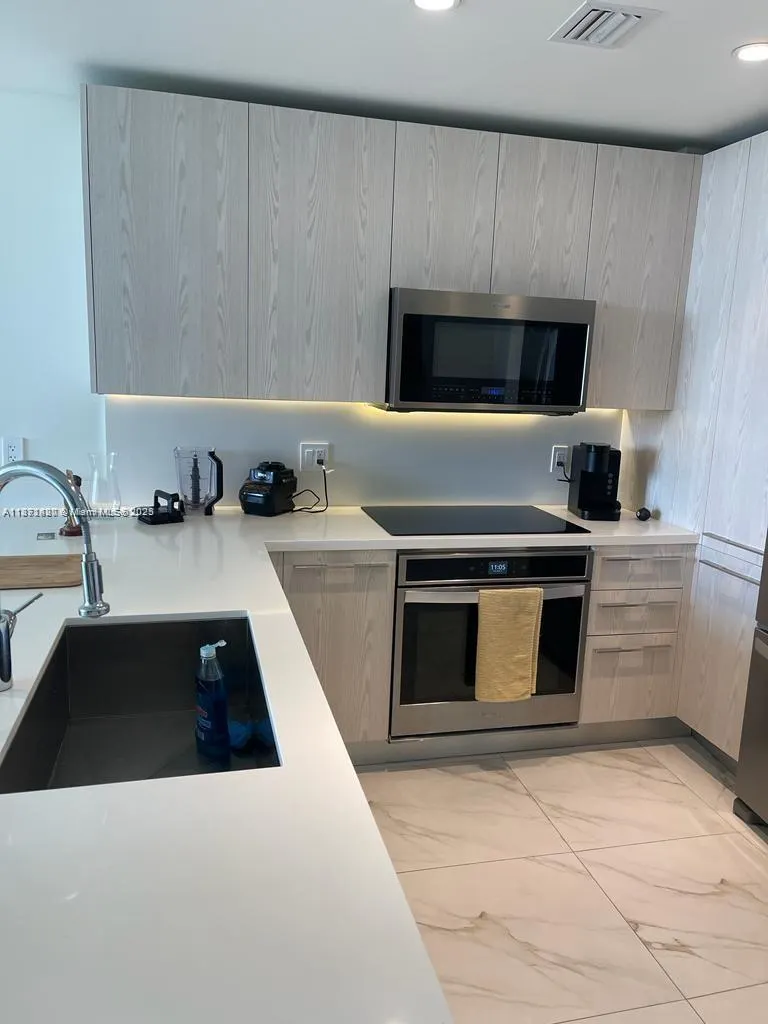 2000 Metropica Way, #805