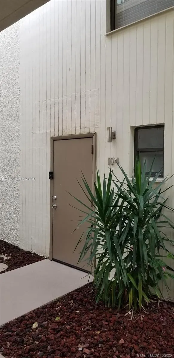 20200 W Country Club Dr, #104