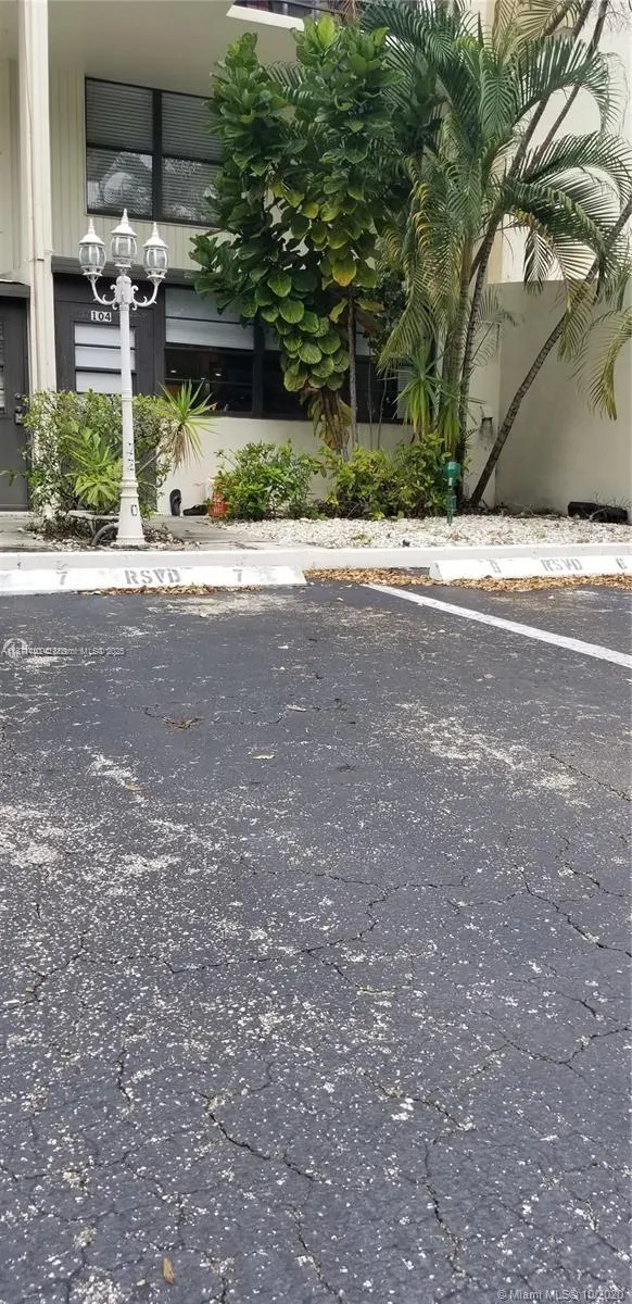 20200 W Country Club Dr, #104