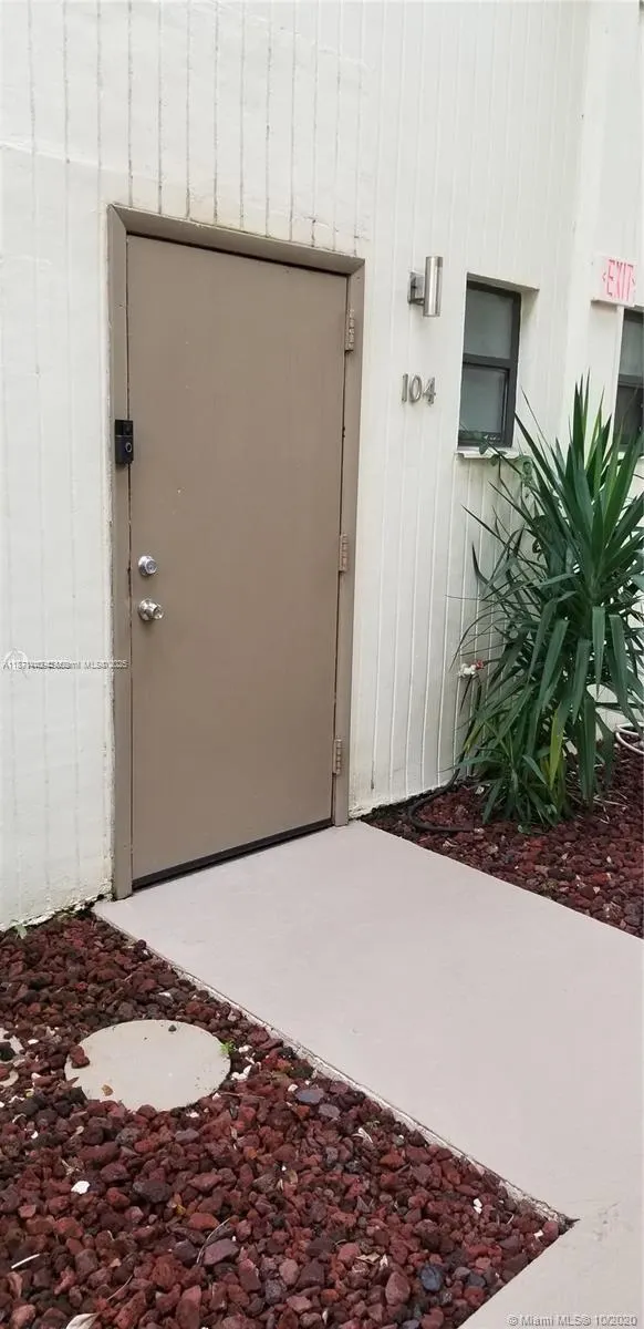 20200 W Country Club Dr, #104