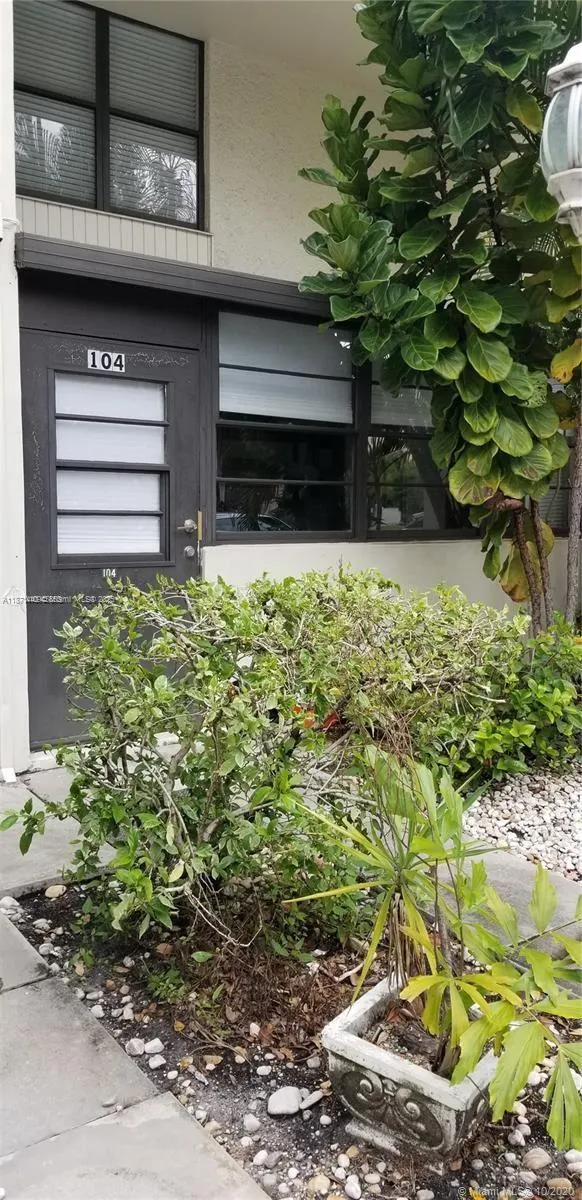20200 W Country Club Dr, #104