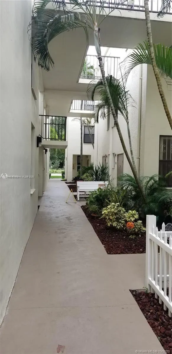 20200 W Country Club Dr, #104