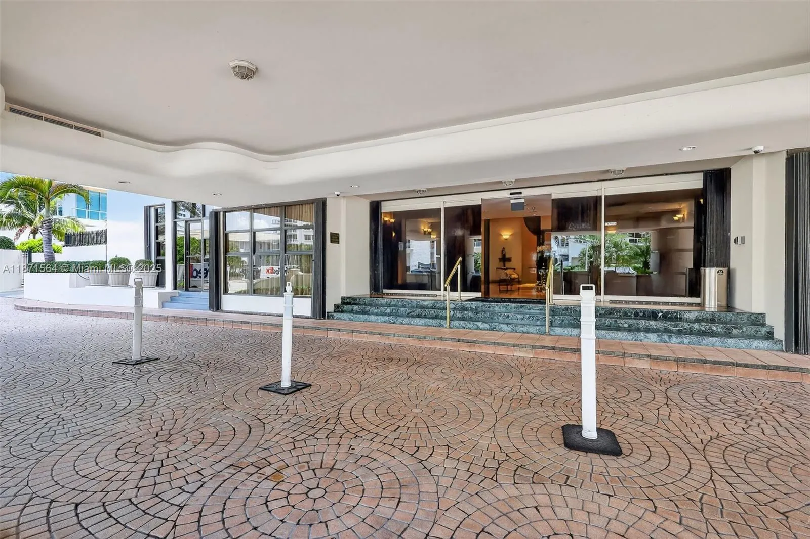 5757 Collins Ave, #801