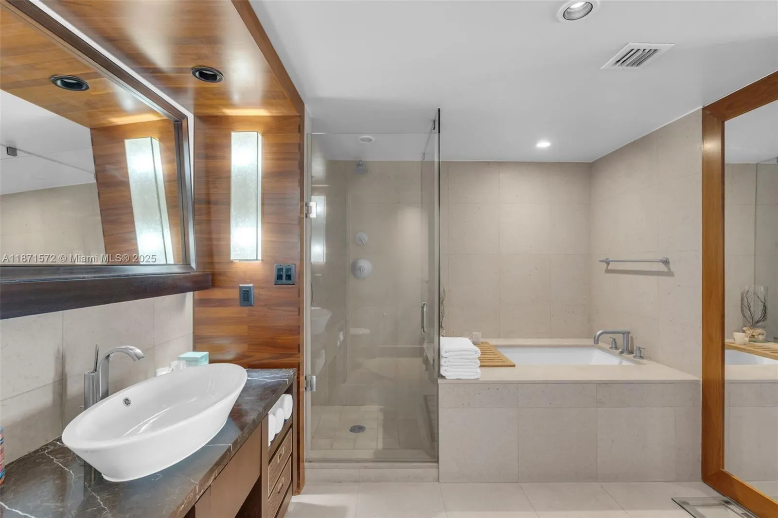 6801 Collins Ave, #706 (Door 720)