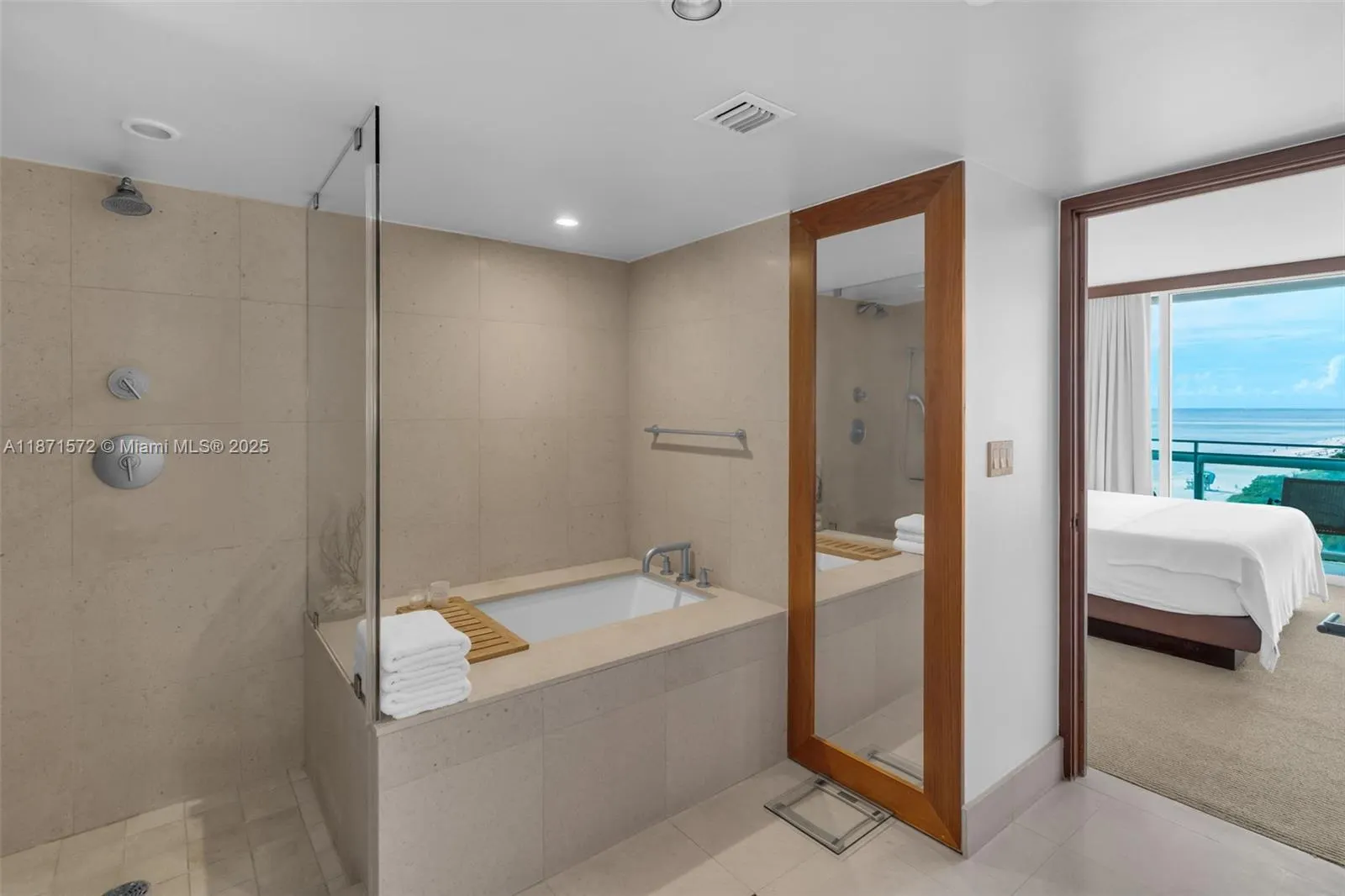 6801 Collins Ave, #706 (Door 720)