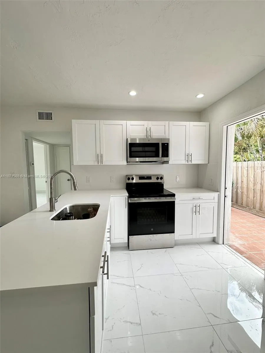 3461 NW 6th St, #3461