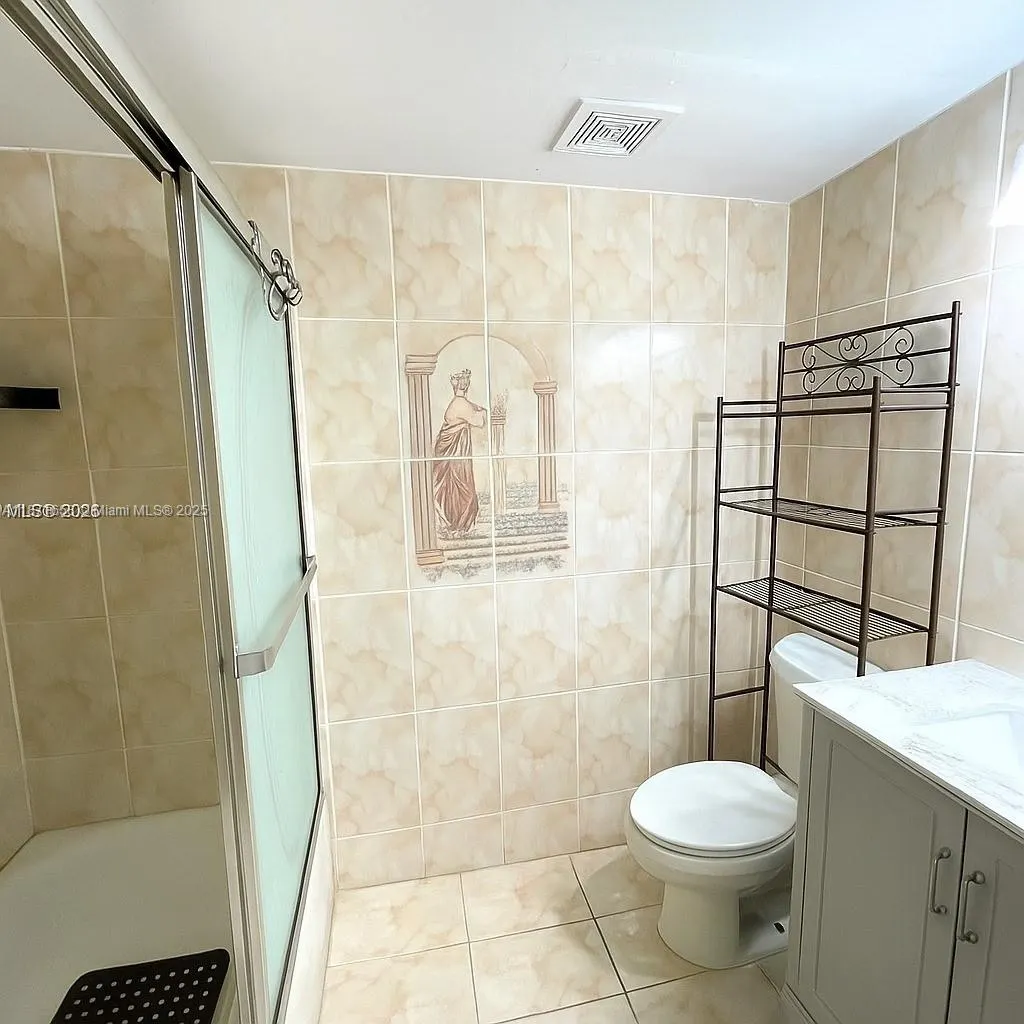 1335 W 68th St, #106