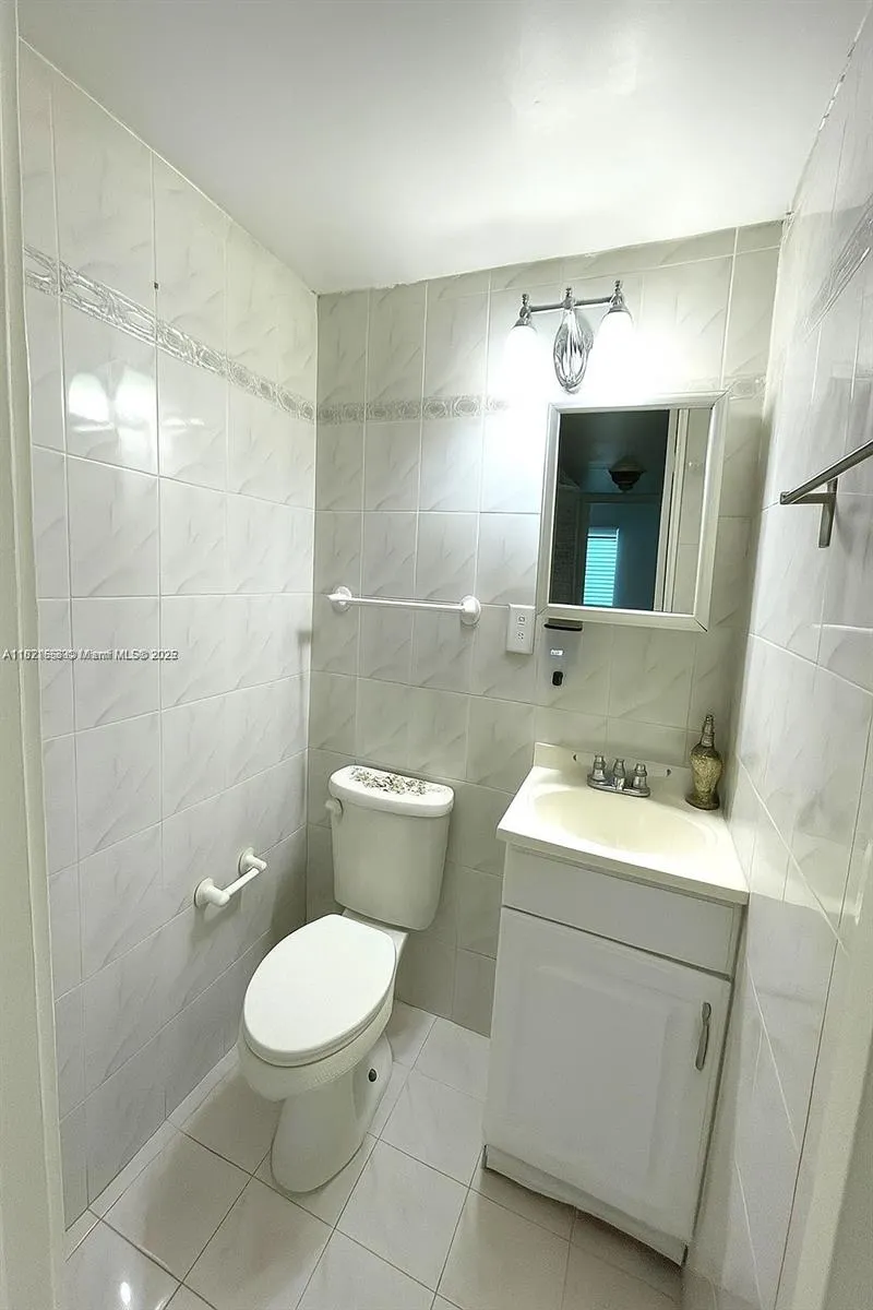 1335 W 68th St, #106
