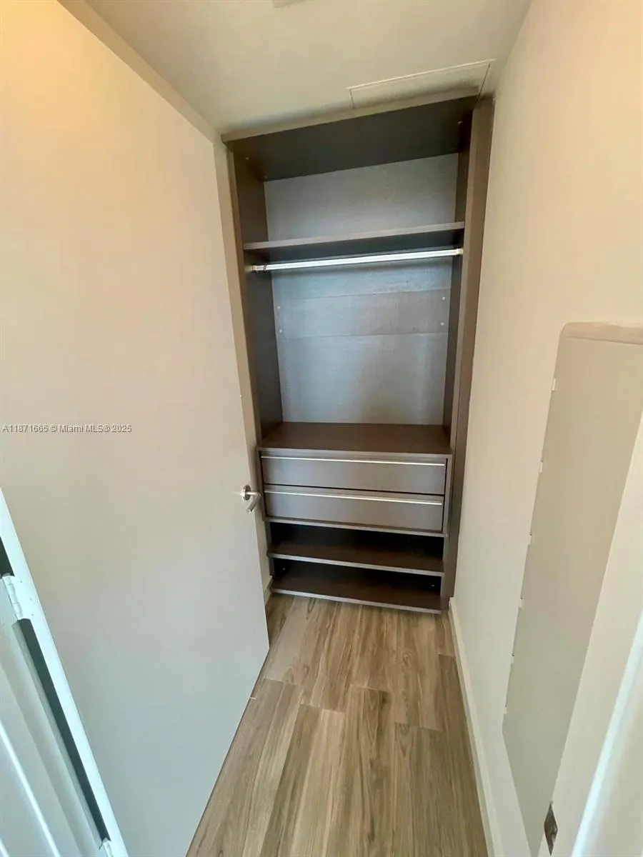 460 NE 28th St, #1802