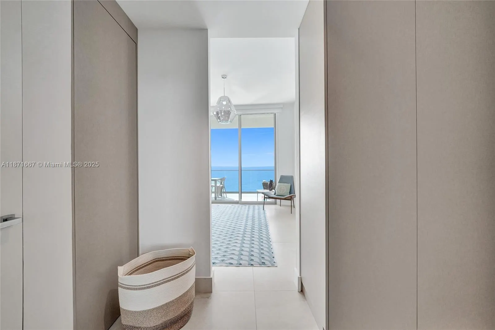 18975 Collins Ave, #704