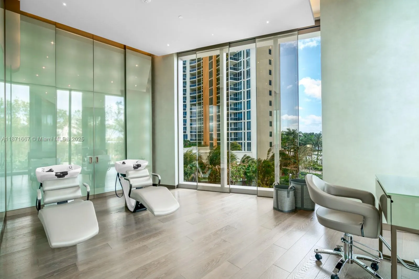 18975 Collins Ave, #704