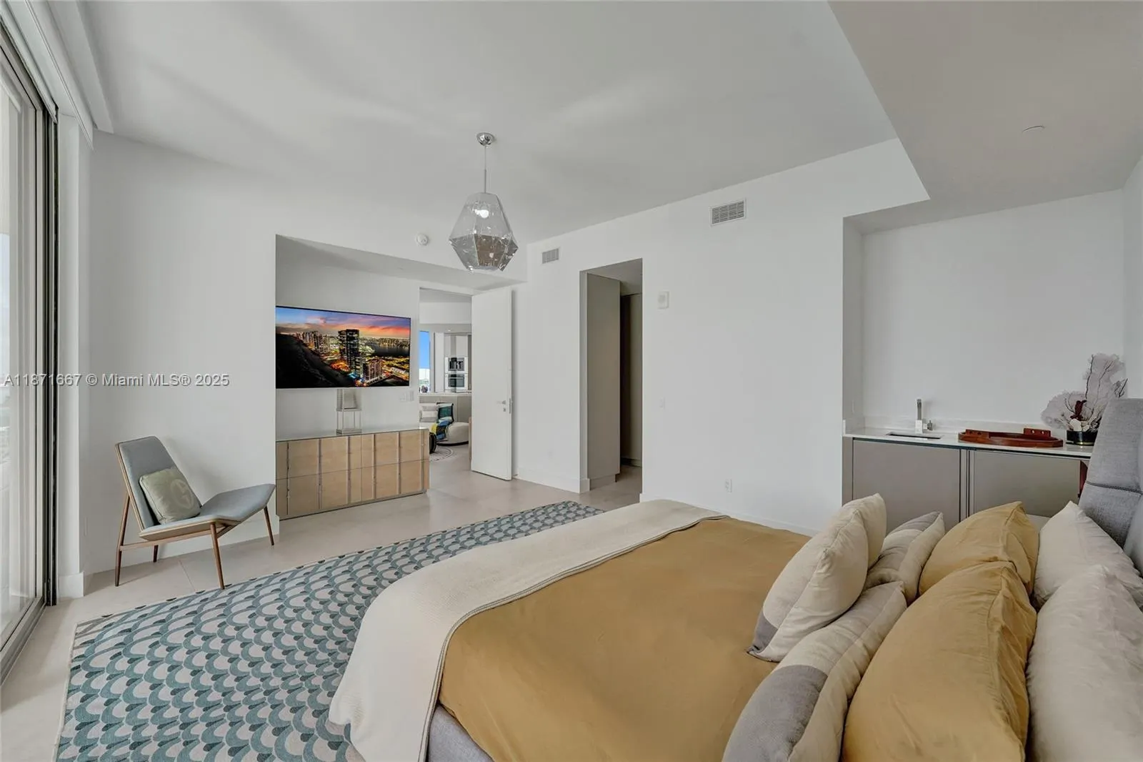 18975 Collins Ave, #704