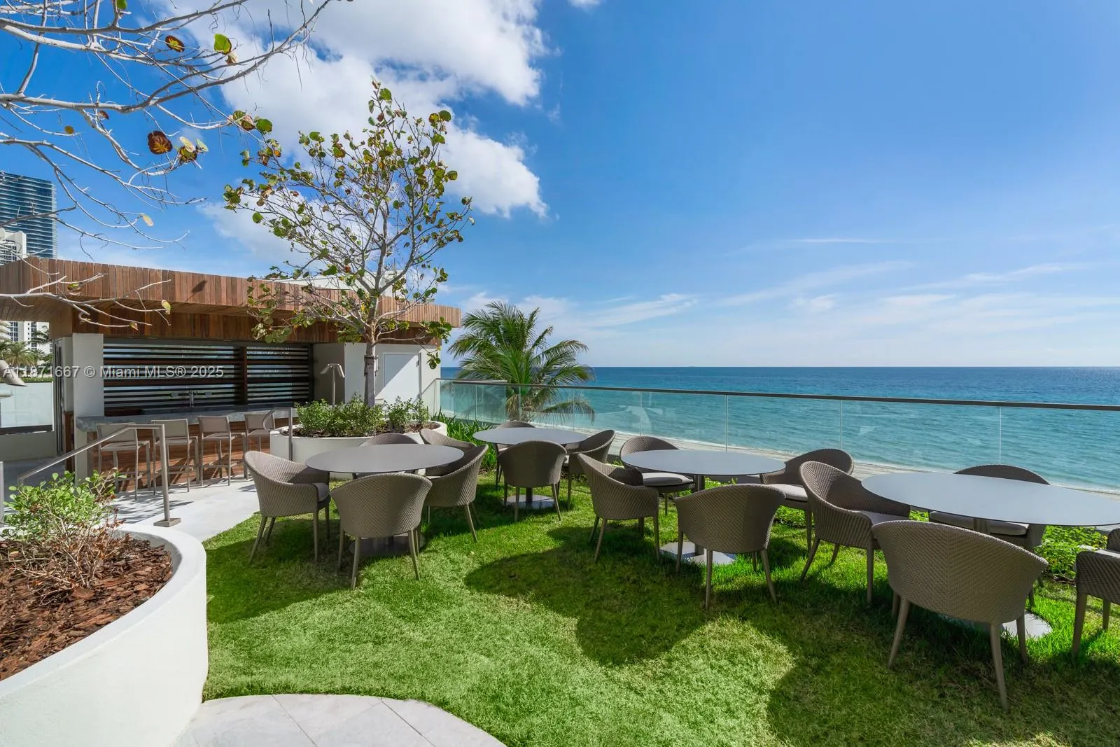 18975 Collins Ave, #704
