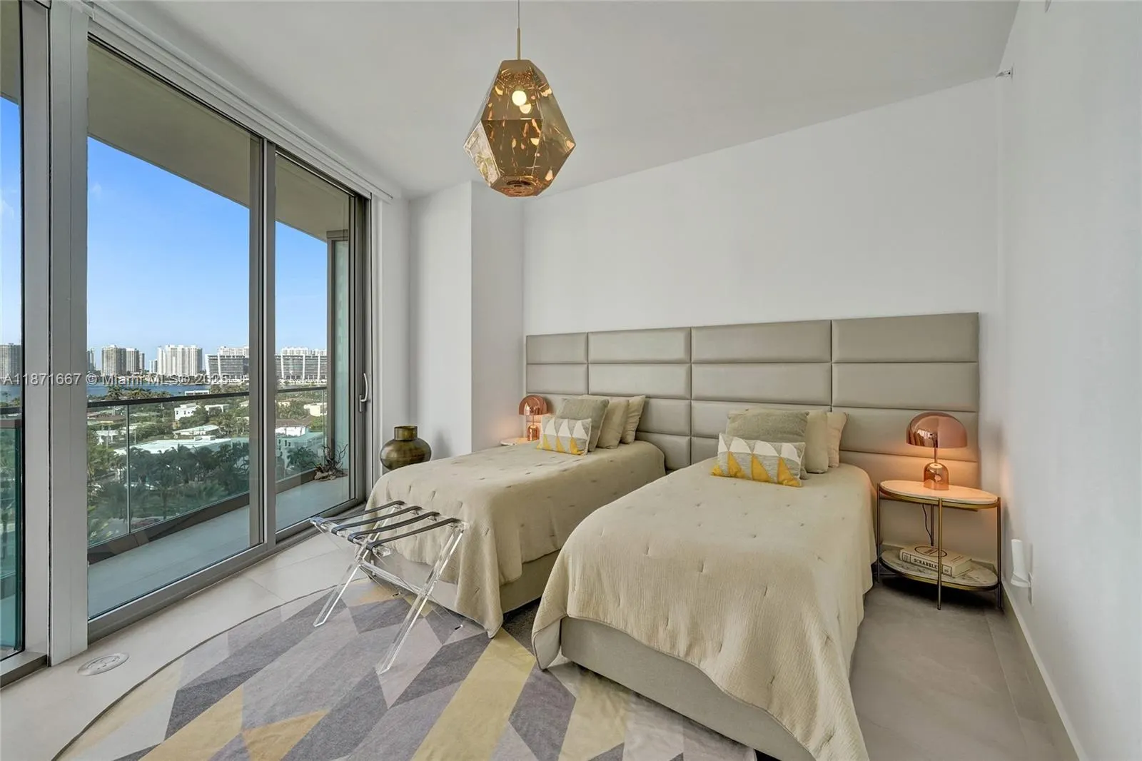 18975 Collins Ave, #704