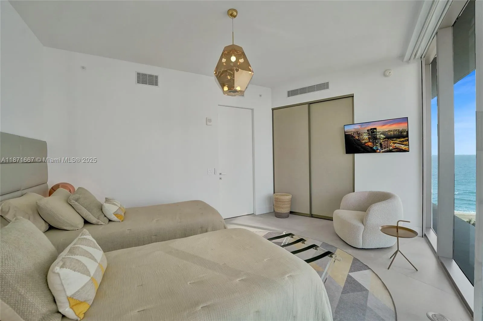 18975 Collins Ave, #704