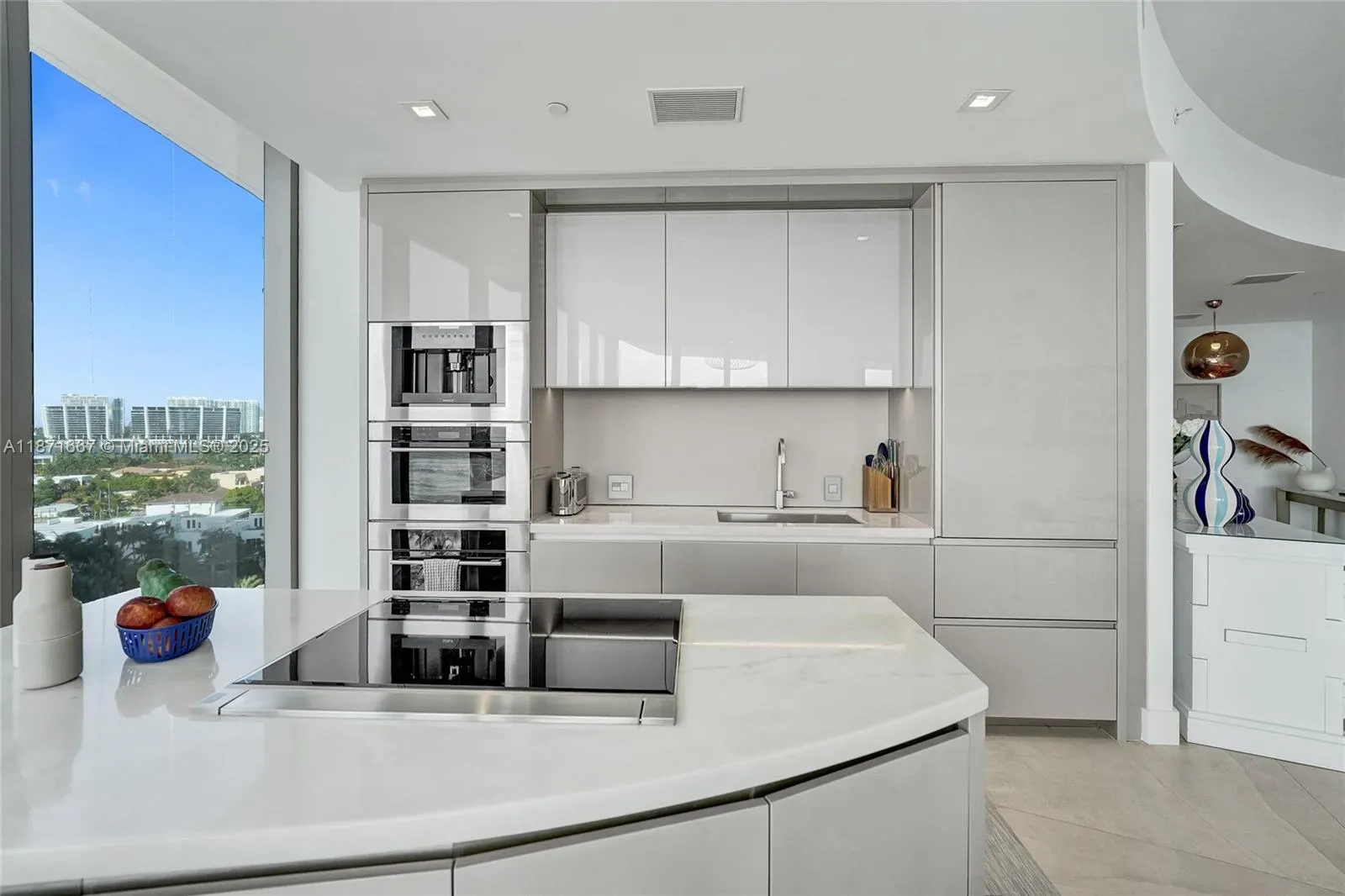 18975 Collins Ave, #704