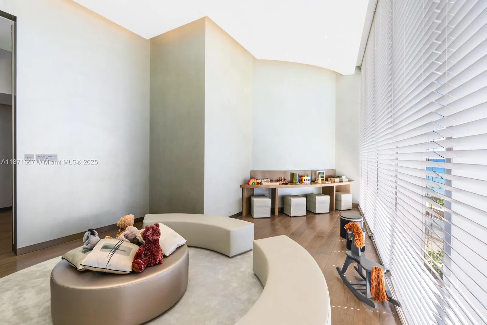18975 Collins Ave, #704