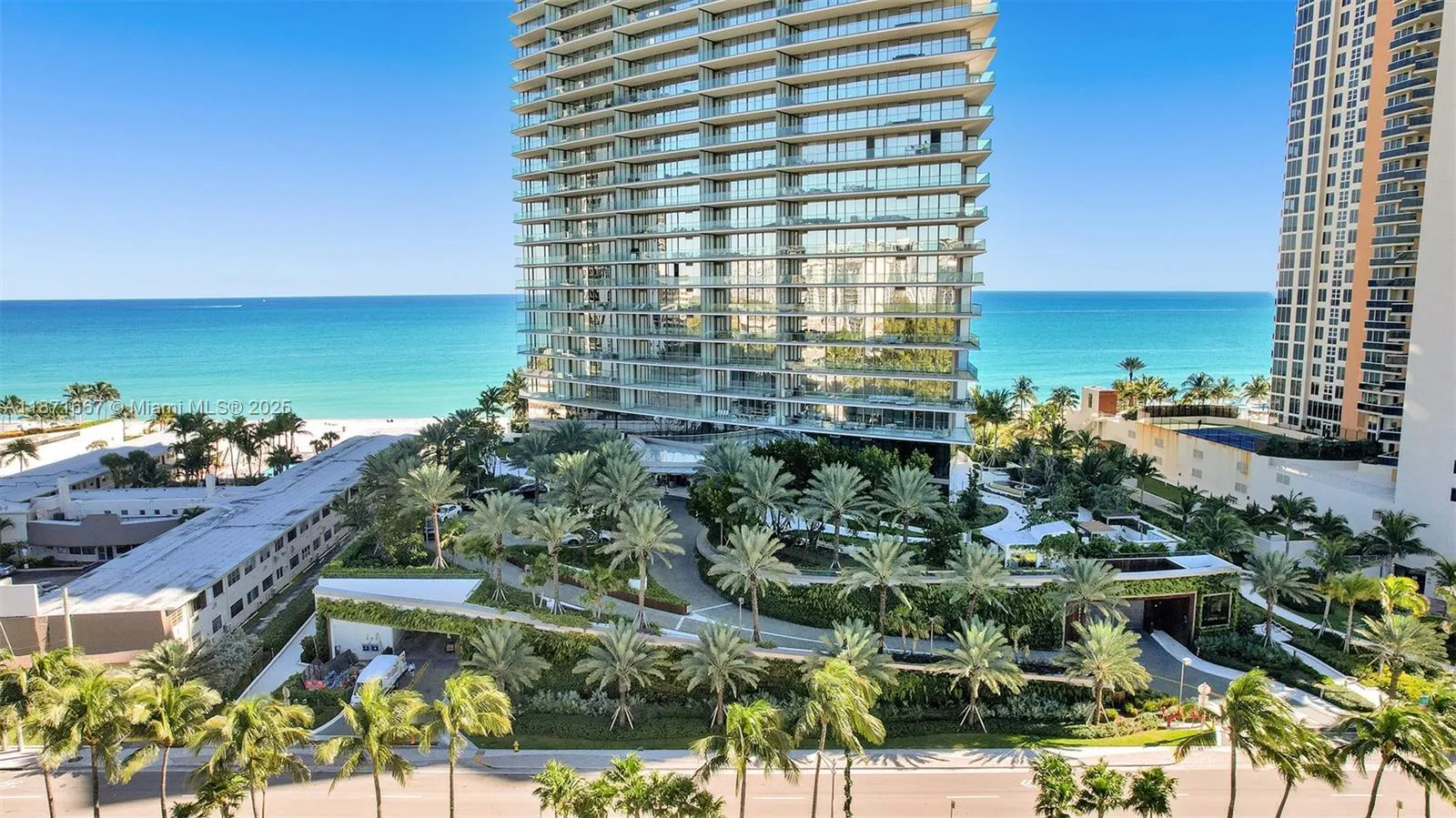 18975 Collins Ave, #704