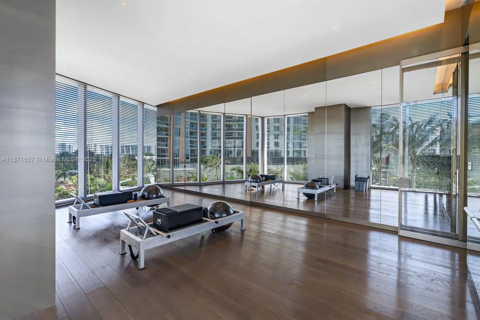18975 Collins Ave, #704