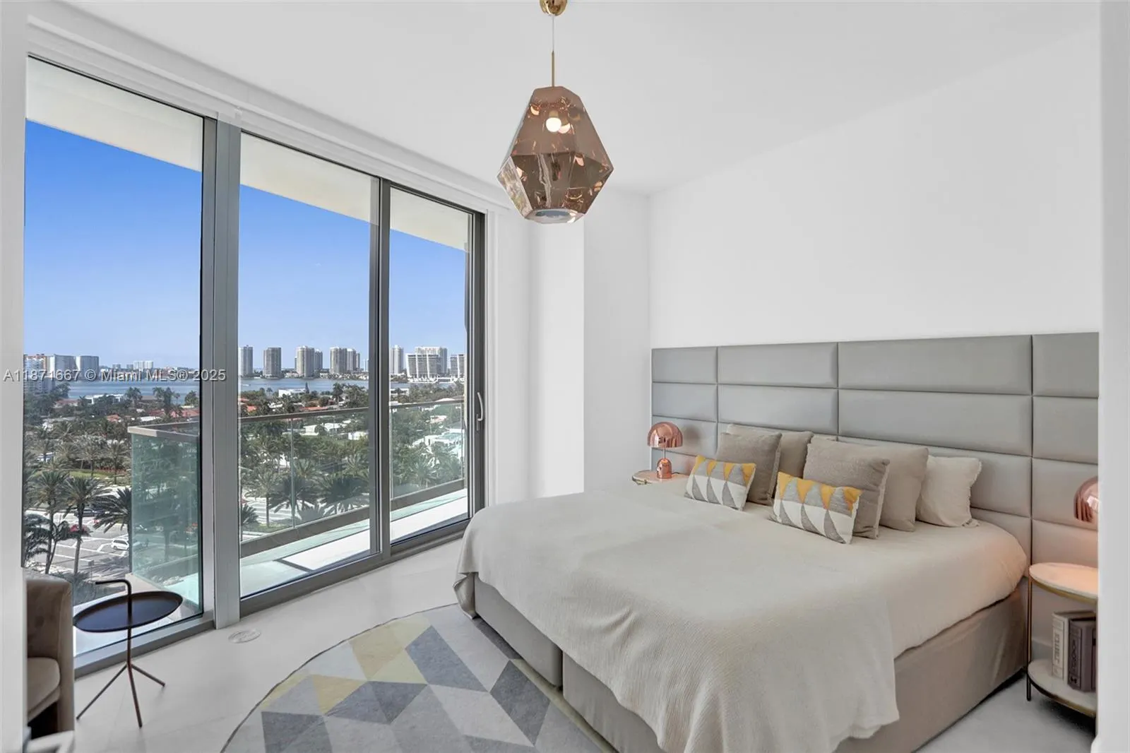 18975 Collins Ave, #704