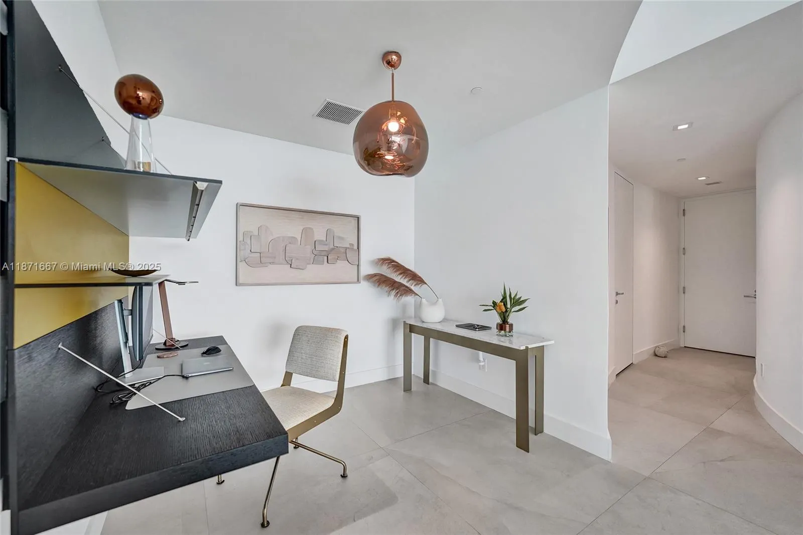 18975 Collins Ave, #704
