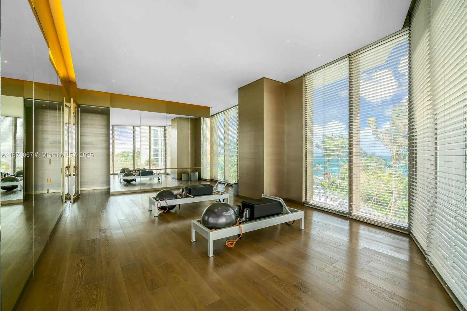 18975 Collins Ave, #704