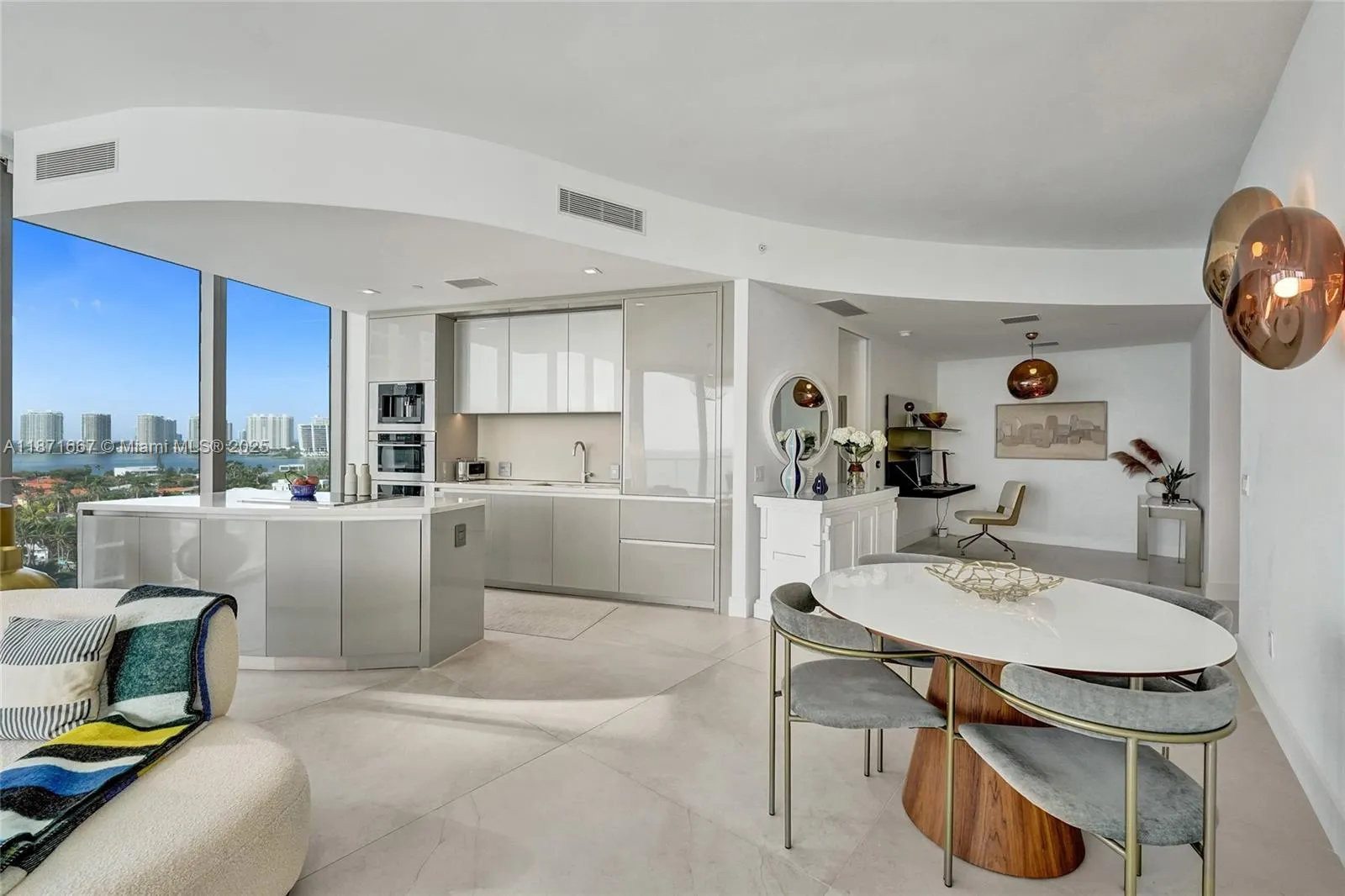18975 Collins Ave, #704