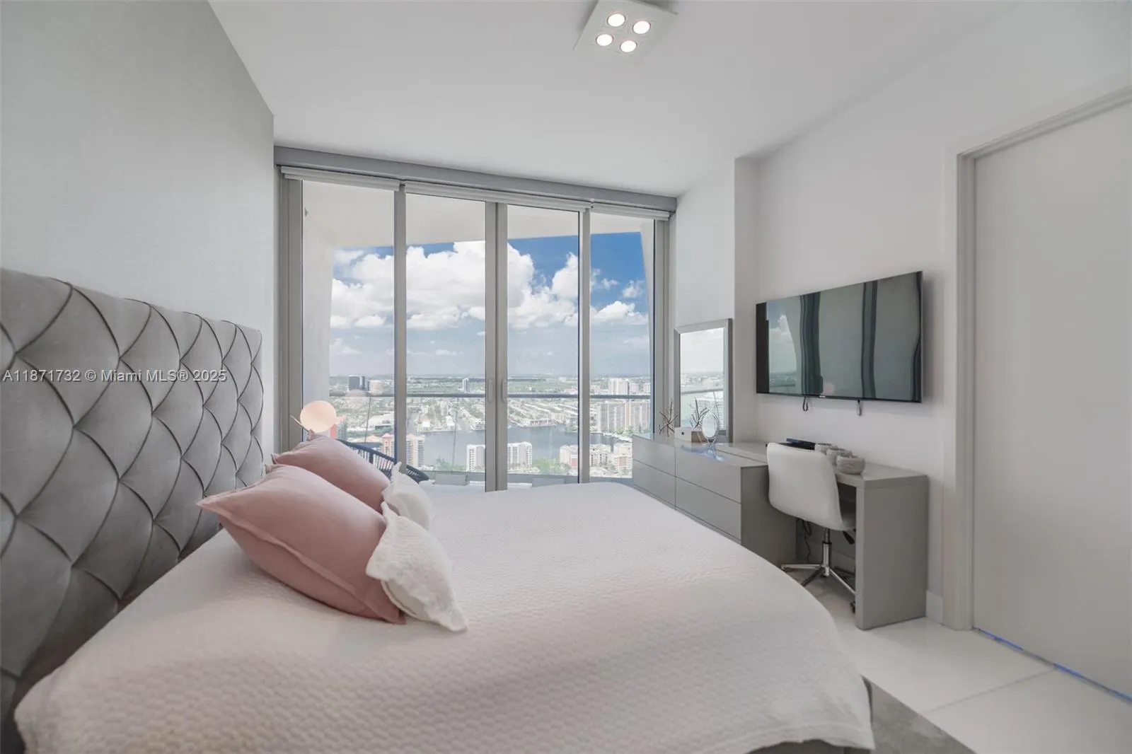 16901 Collins Ave, #4005