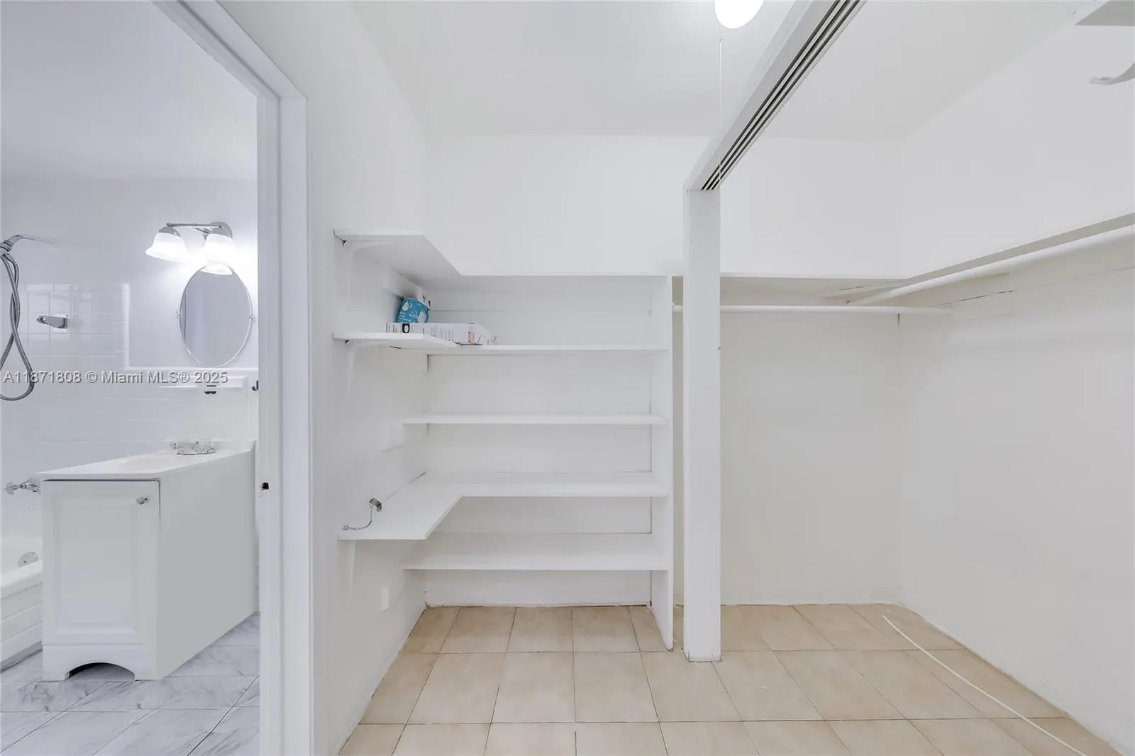 6930 Rue Versailles, #11