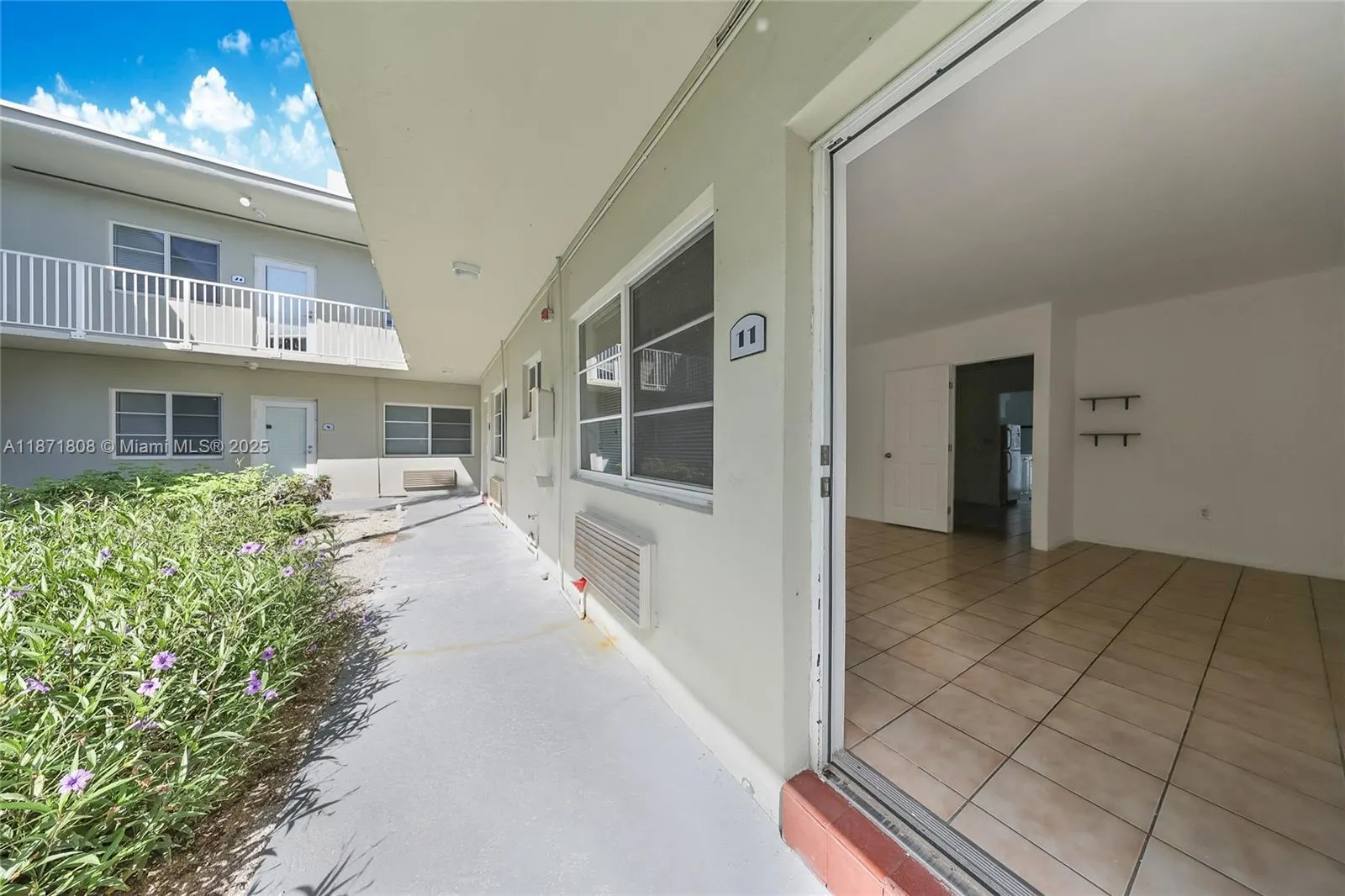 6930 Rue Versailles, #11