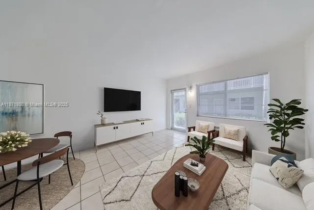 6930 Rue Versailles, #11