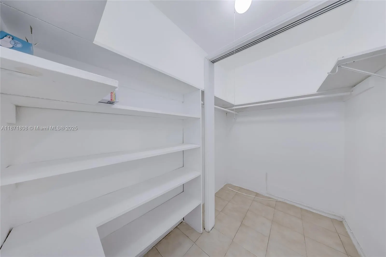 6930 Rue Versailles, #11