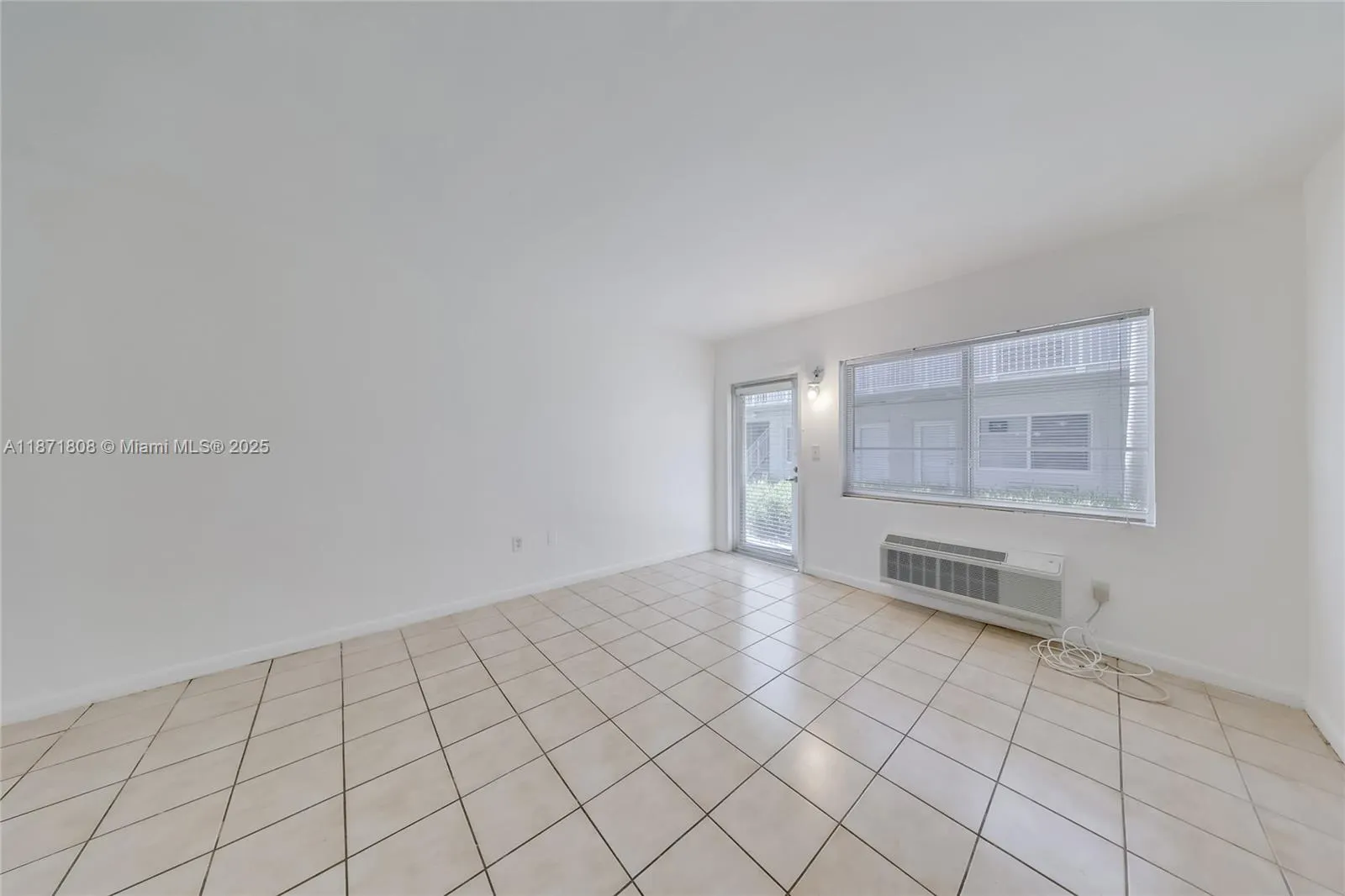 6930 Rue Versailles, #11